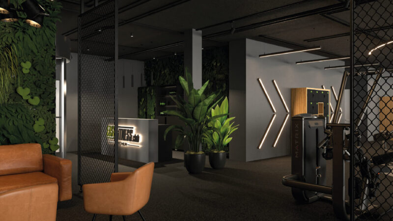 Modernes Interieur eines Fitnessstudio-Franchise mit dunklen Wänden, geometrischer Beleuchtung, grünen Pflanzen, braunen Lederstühlen, einem Empfangstresen und Trainingsgeräten für eine stilvolle und einladende Atmosphäre.