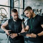 zwei-maenner-mit-trainigsplan